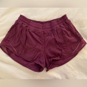 Lululemon burgundy size 8 hotty hot lined short 2.5”